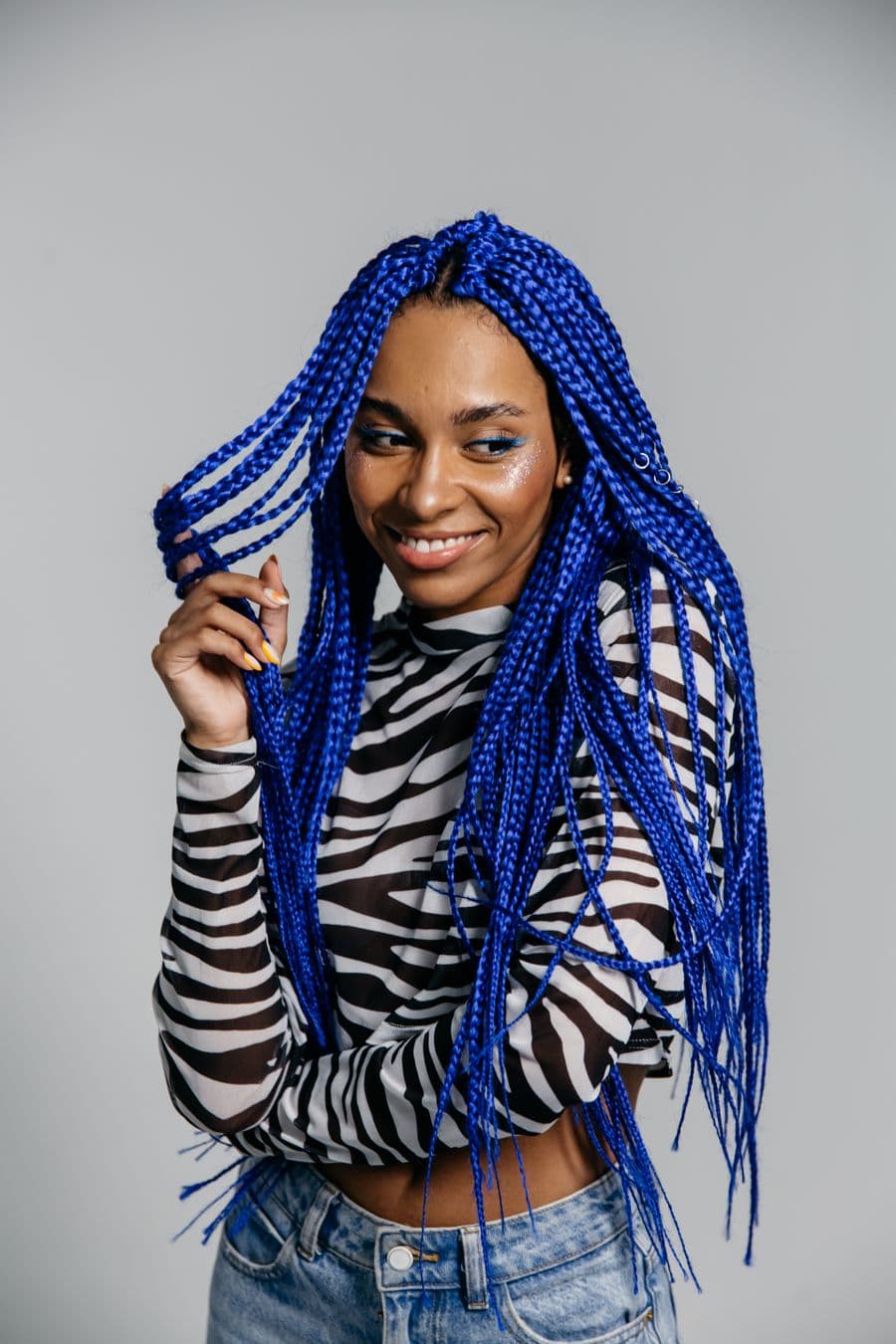 Vibrant blue knotless braids over the shoulder